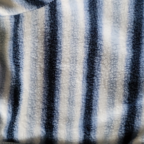 💜4/$20💜 Fleece Sweater - Picture 2 of 4